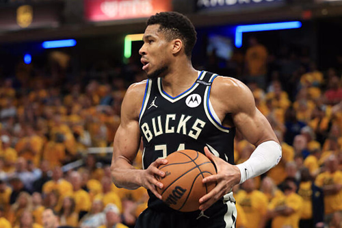 Giannis Antetokounmpo at Career Crossroads: Is His Time with the Bucks Coming to an End?