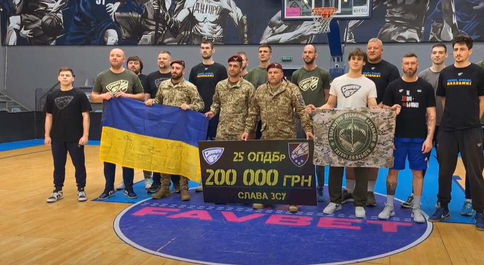 Баскетбольный клуб "Днепр" передал 400 тысяч гривен в поддержку ВСУ