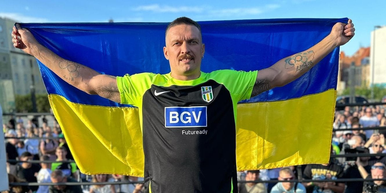 Александр Усик подписал контракт с "Полисьем", но сможет ли он заиграть в футбол?