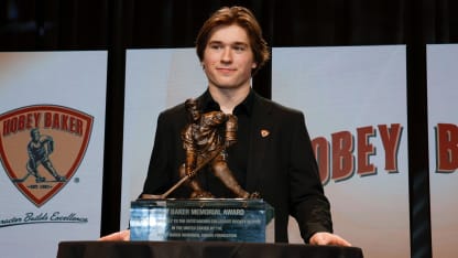 17-Year-Old Hockey Prodigy Snags Top NCAA Award!